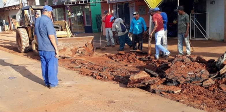 Equipe da Prefeitura recupera trecho de asfalto danificado na Ponta Porã
