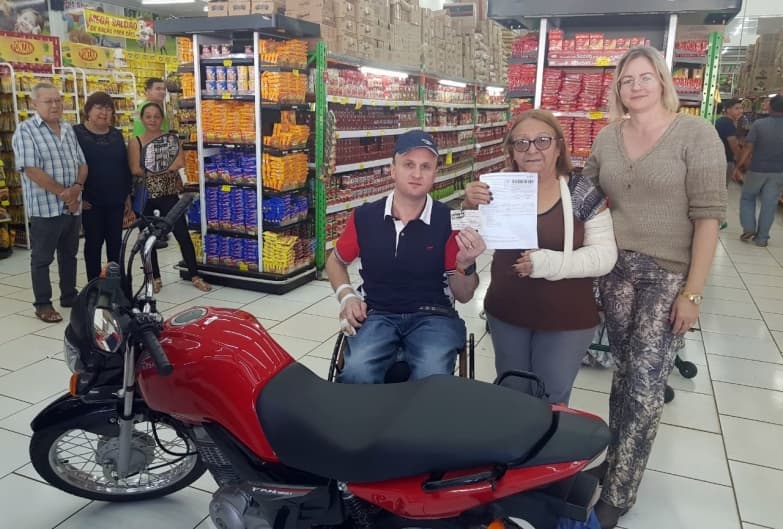 Nutrimais Atacado sorteou motocicleta Honda 0km; ganhadora comemora