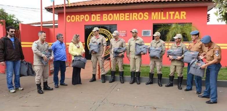 Prefeito e Primeira Dama visitam Corpo de Bombeiros e presenteiam militares
