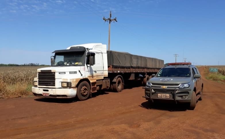Carreta roubada em MT é encontrada atolada em Maracaju; motorista acabou preso