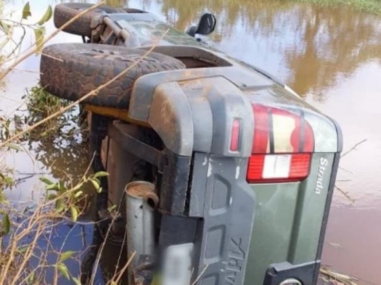 Ladrão abandona Fiat Strada após perder controle em curva e cair em lagoa