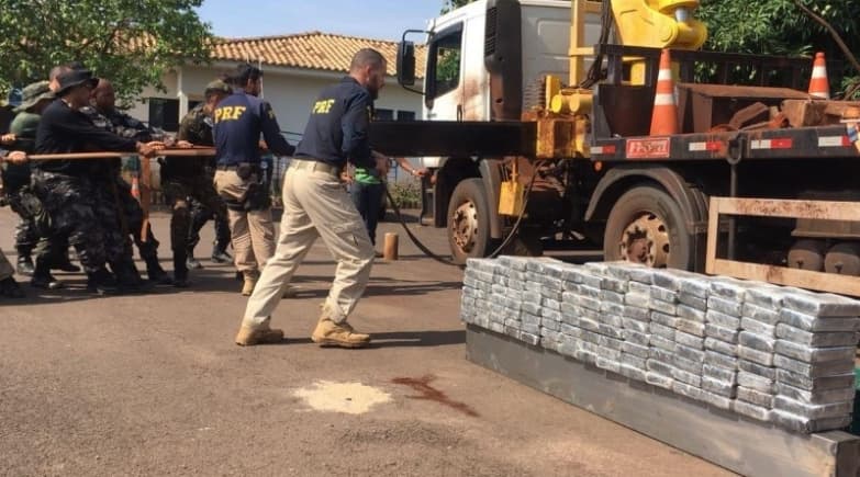 PRF apreende 223,8 kg de cloridrato de cocaína escondida em caminhão munck