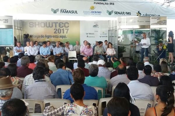 Homenagens e críticas marcam abertura do Showtec em Maracaju
