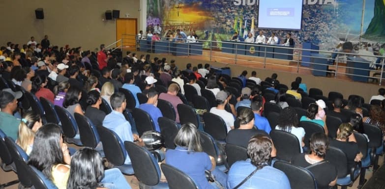 Audiência na Câmara com Legislativo e executivo reúne quase 200 universitários