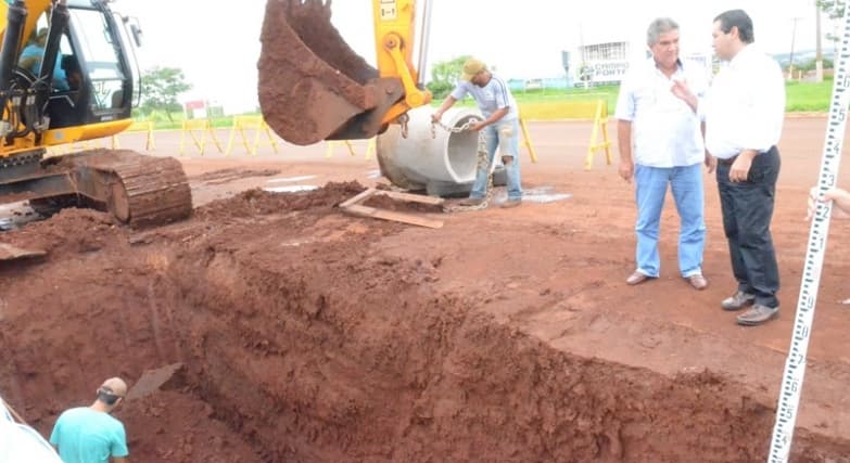 Para amenizar enxurradas, Secretaria de Obras inicia serviço de drenagem