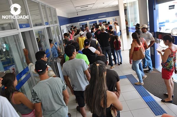 Por causa do FGTS, movimento é grande e trabalhadores reclamam de lentidão em agência