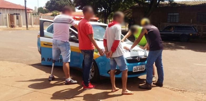 Polícia Militar recupera veículo roubado e prende 5 homens no Centro