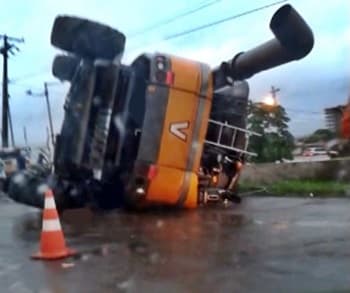 Motorista de caminhão prancha derruba colheitadeira em Maracaju