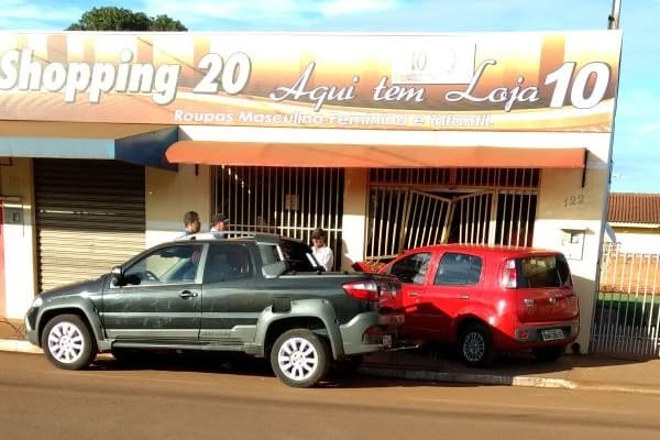 Assaltantes fogem após colidir veículo roubado em Loja no Bairro São Bento
