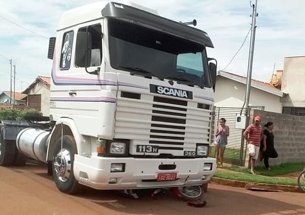 Moto vai parar embaixo de caminhão durante acidente no Olídia Rocha