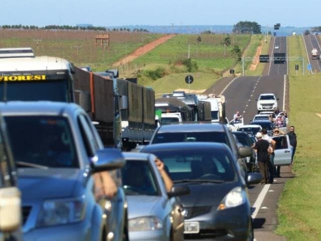Indígenas bloqueiam as duas pistas da BR-163 em manifestação
