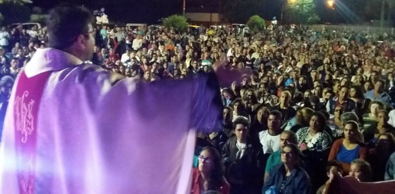Fiéis se revoltam após igreja transferir Padre Benedito, popular por método carismático. Leia