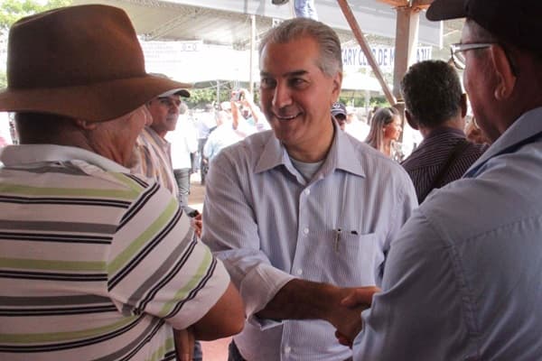 Governador Reinaldo confirma construção de 100 casas populares em Maracaju