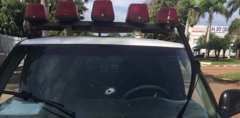 Ladrão ferido em troca de tiros após arrastão é transferido para Santa Casa