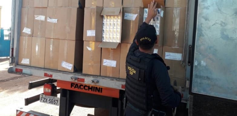 DOF apreende caminhão com mais de 32 mil pacotes de cigarros e pneus do Paraguai