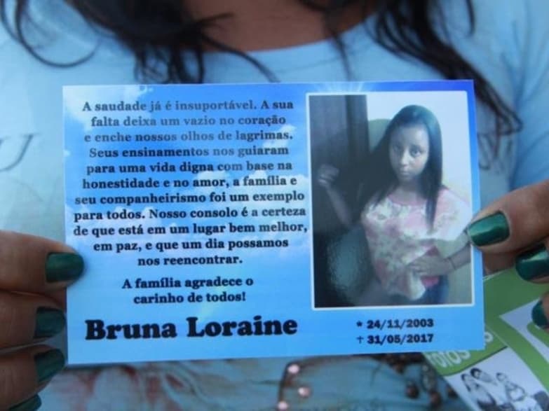 Mãe de aluna que morreu na BR-060 está presa por tráfico, mas foi liberta para velório da filha