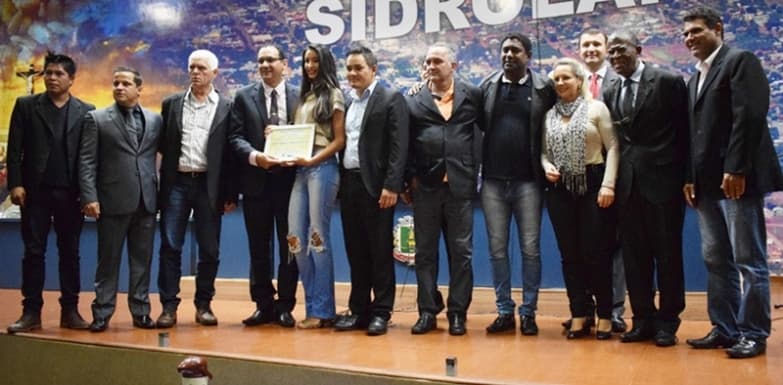Maria Camargo é homenageada na Câmara pelo segundo lugar no Miss MS
