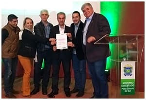 Ao lado do Governador e de Deputado, vice-prefeito assina ordem de serviço para asfalto