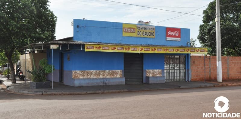 Ladrões invadem conveniência pela janela e roubam cerveja e dinheiro