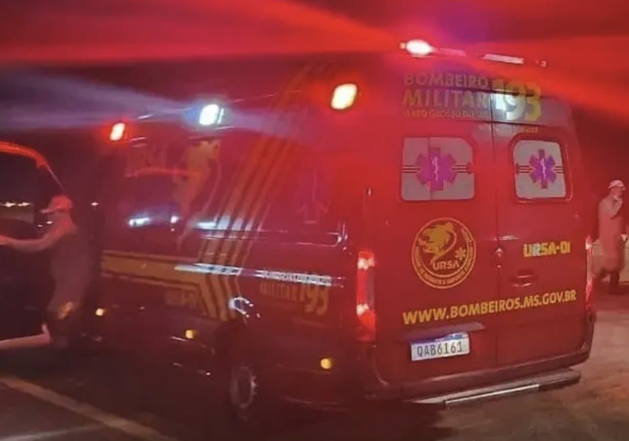 Mulher é presa após golpear homem com garrafa de vidro quebrada; vítima desmaiou e foi socorrida