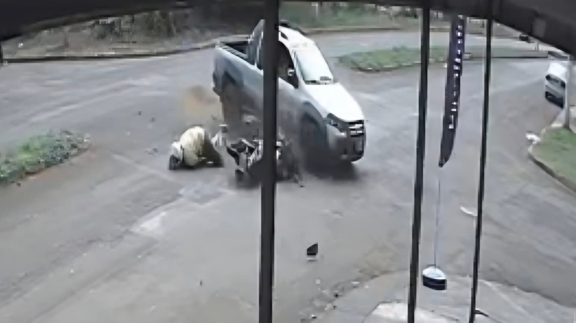 Motociclista sofre fraturas após colidir com picape em cruzamento de Maracaju; veja o vídeo
