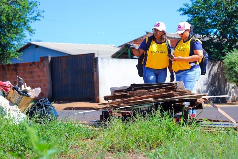 Prefeitura realiza ação de conscientização e fiscalização contra a dengue no bairro Ema Rigo