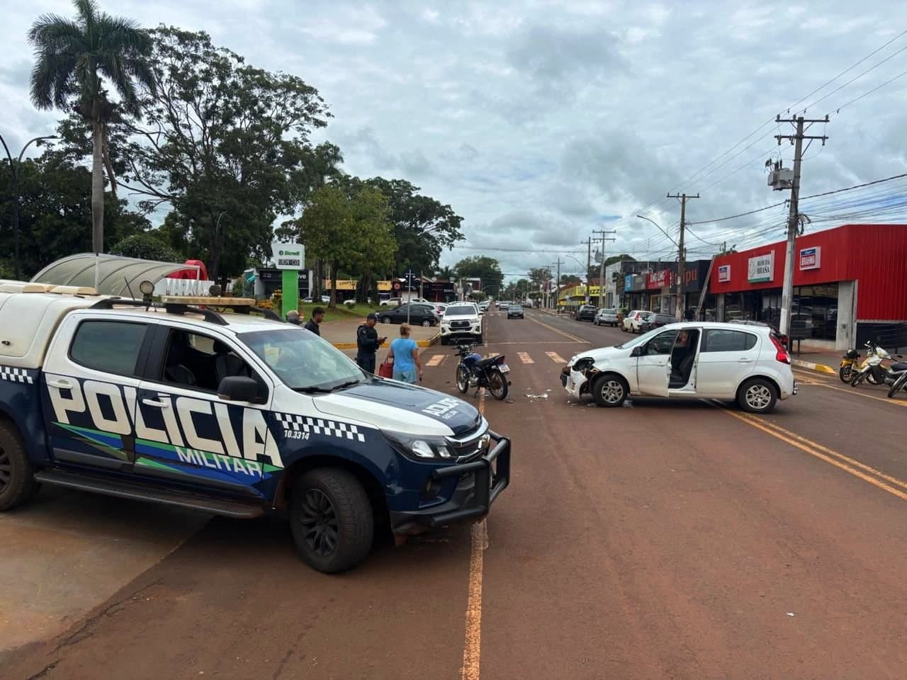 Motociclista de 20 anos fica ferida após colisão com carro no centro de Maracaju