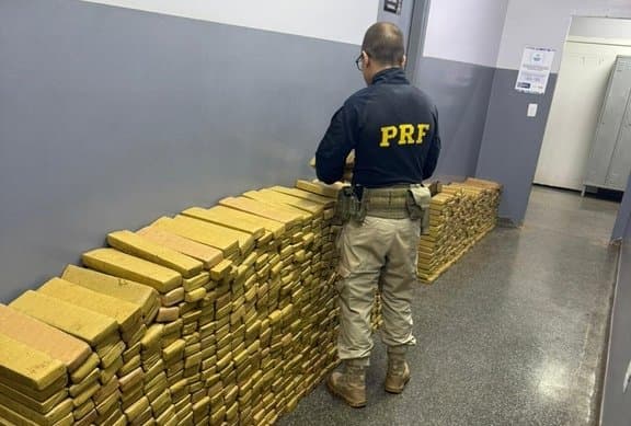 Polícia Rodoviária Federal apreende 970 Kg de maconha após motorista capotar carro em Sidrolândia