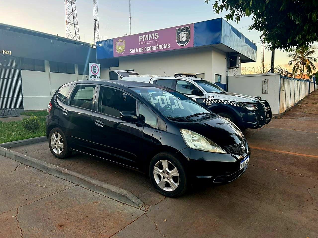 Polícia Militar prende três homens e recupera carro furtado em poucos minutos após crime