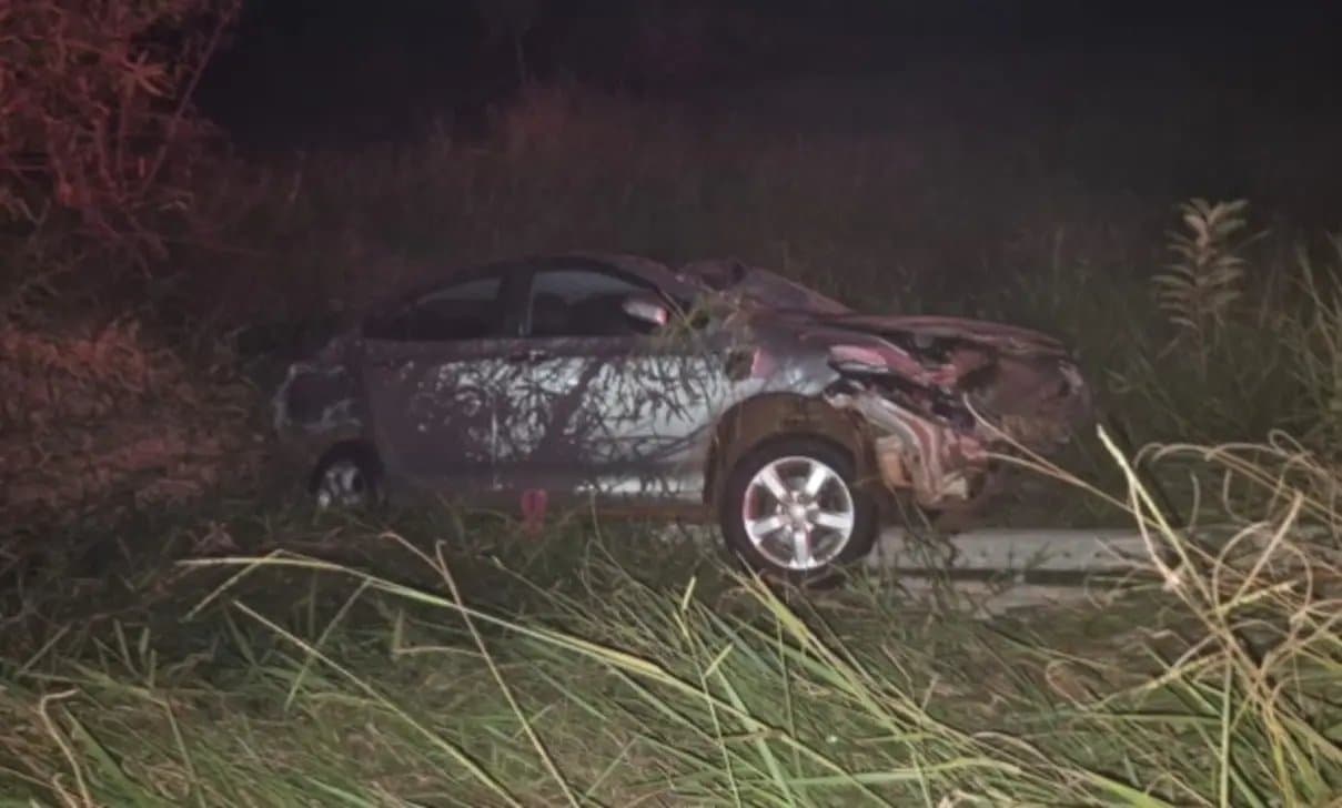 Motorista perde controle de HB20 e capota veículo em Rio Brilhante