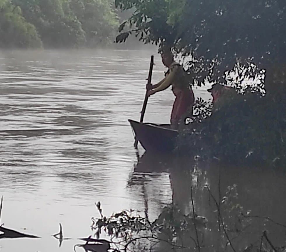 Família reconhece mochila encontrada após queda de caminhão no rio Vacaria
