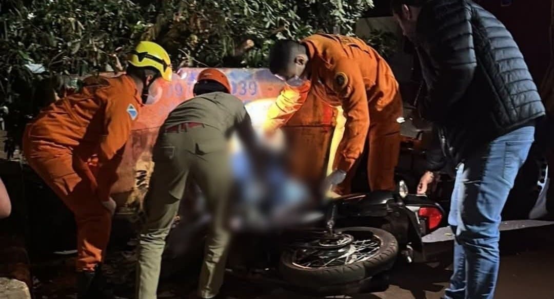 Motociclista de 25 anos morre após colidir contra caçamba de entulho em Rio Brilhante