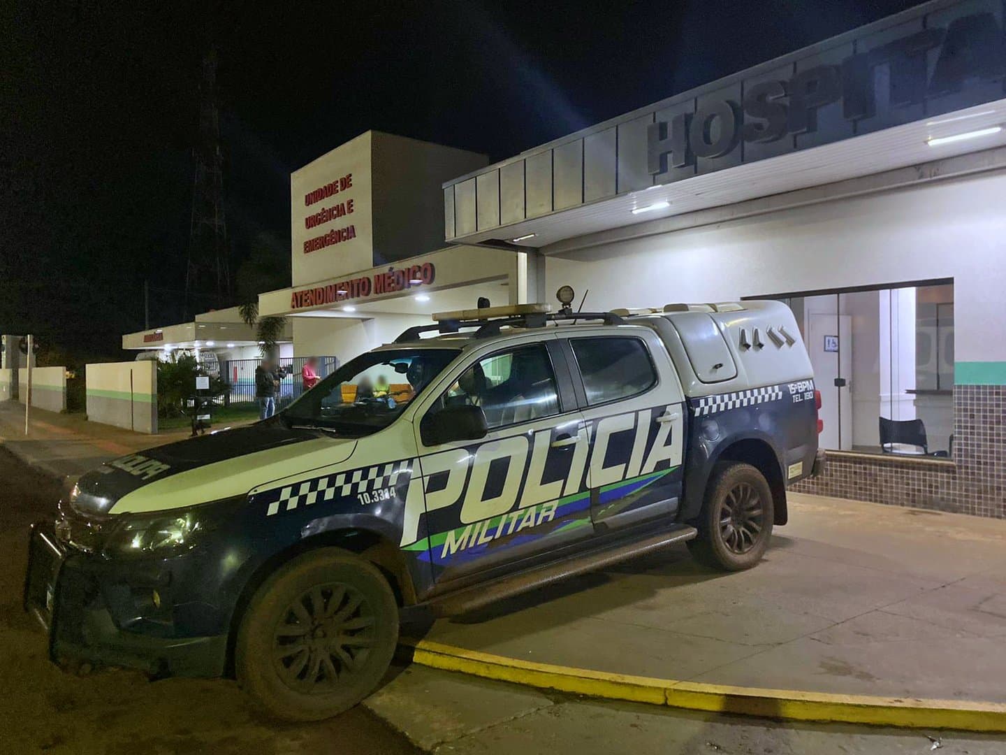 Homem é preso após agredir companheira com copo de vidro durante discussão em bar