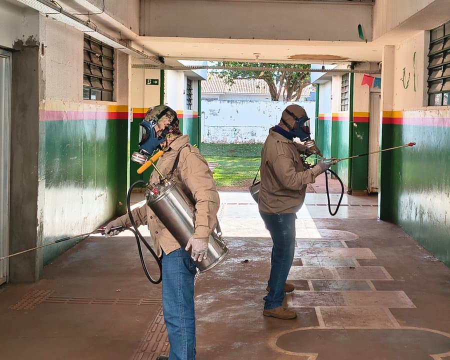 Prefeitura intensifica combate ao Aedes aegypti com borrifação preventiva nas escolas durante as férias
