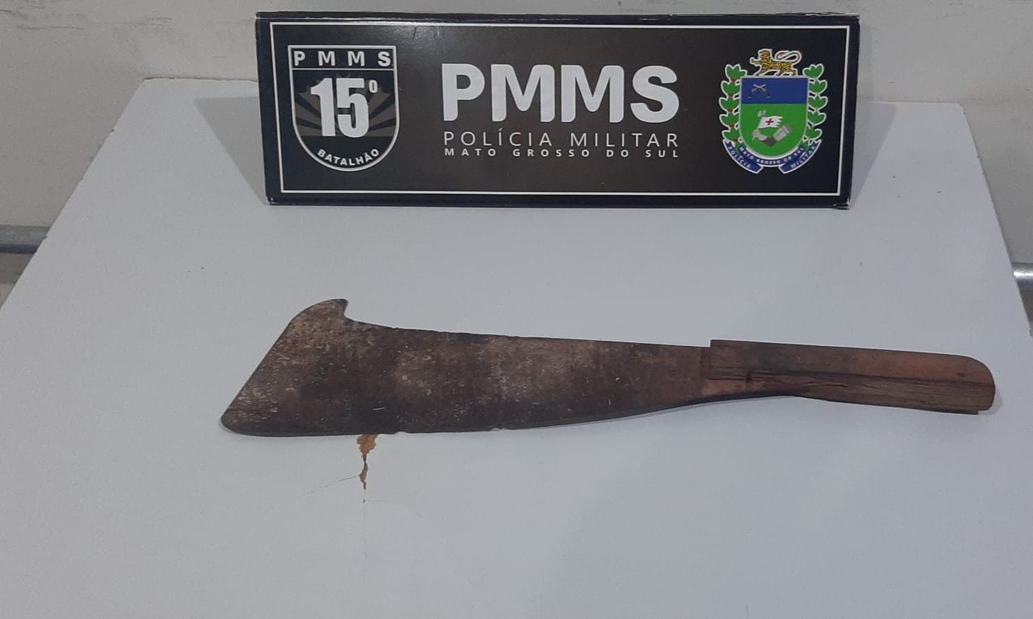 Mulher é presa após ameaçar sogra de 64 anos com facão em Maracaju